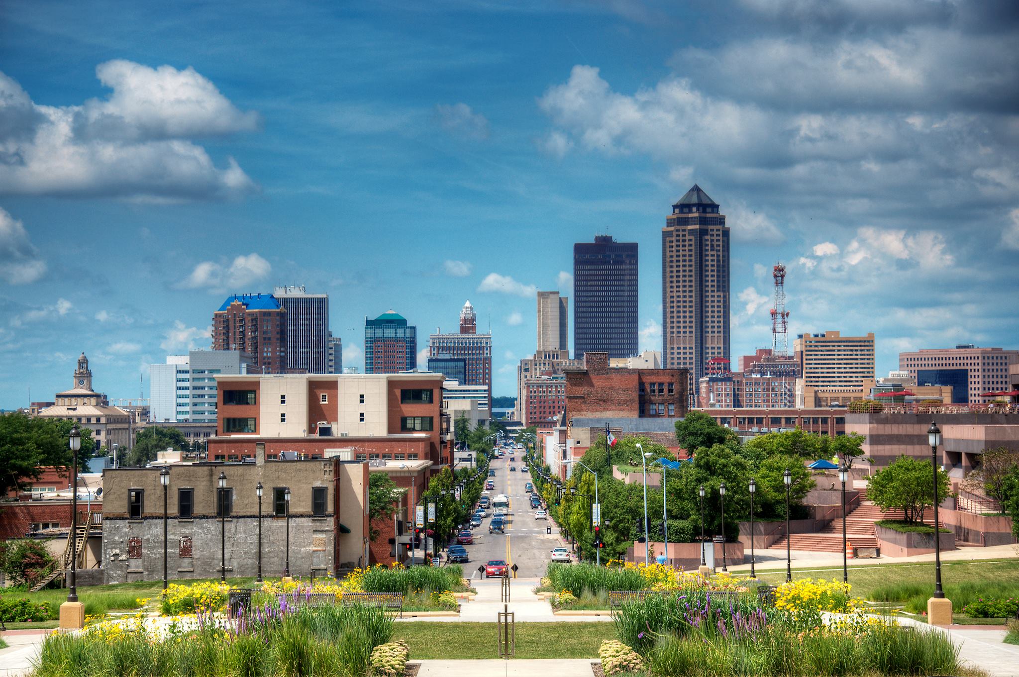 Des Moines is home to 200,000 people. It is the largest city in Iowa.